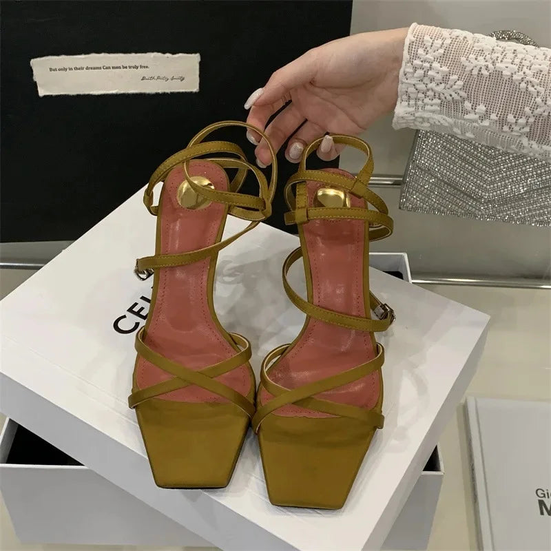 Eleganti sandali con tacco con lettera dorata, fascia incrociata, punta aperta, stile romano, tacchi alti, scarpe estive nuovo arrivo per le donne