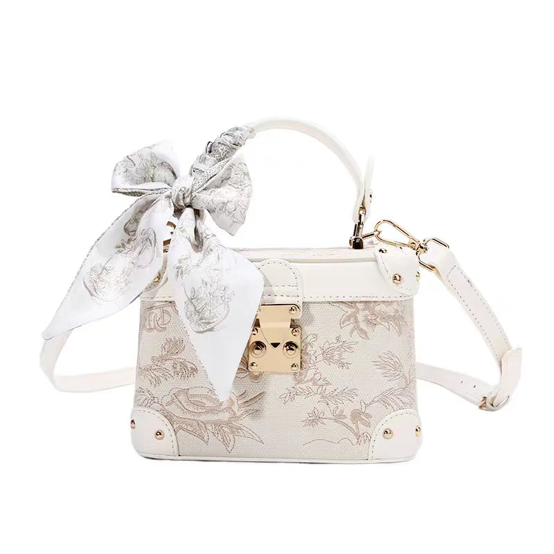 Mostra borsa elegante 2025 con motivo floreale in rilievo ideale per le feste serali da donna, anche una pratica tracolla per l'uso quotidiano