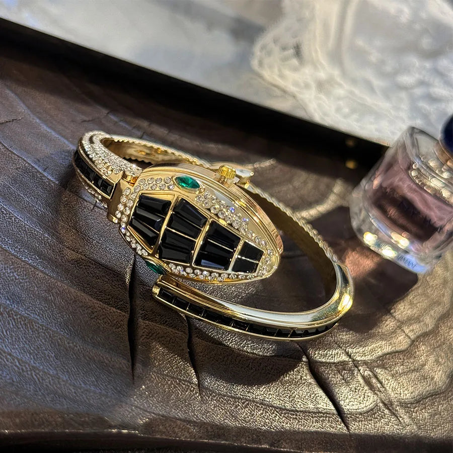 Orologio da polso a forma di serpente alla moda con diamanti incastonati di lusso per donna Elegante borsa aperta Elegante design europeo e americano