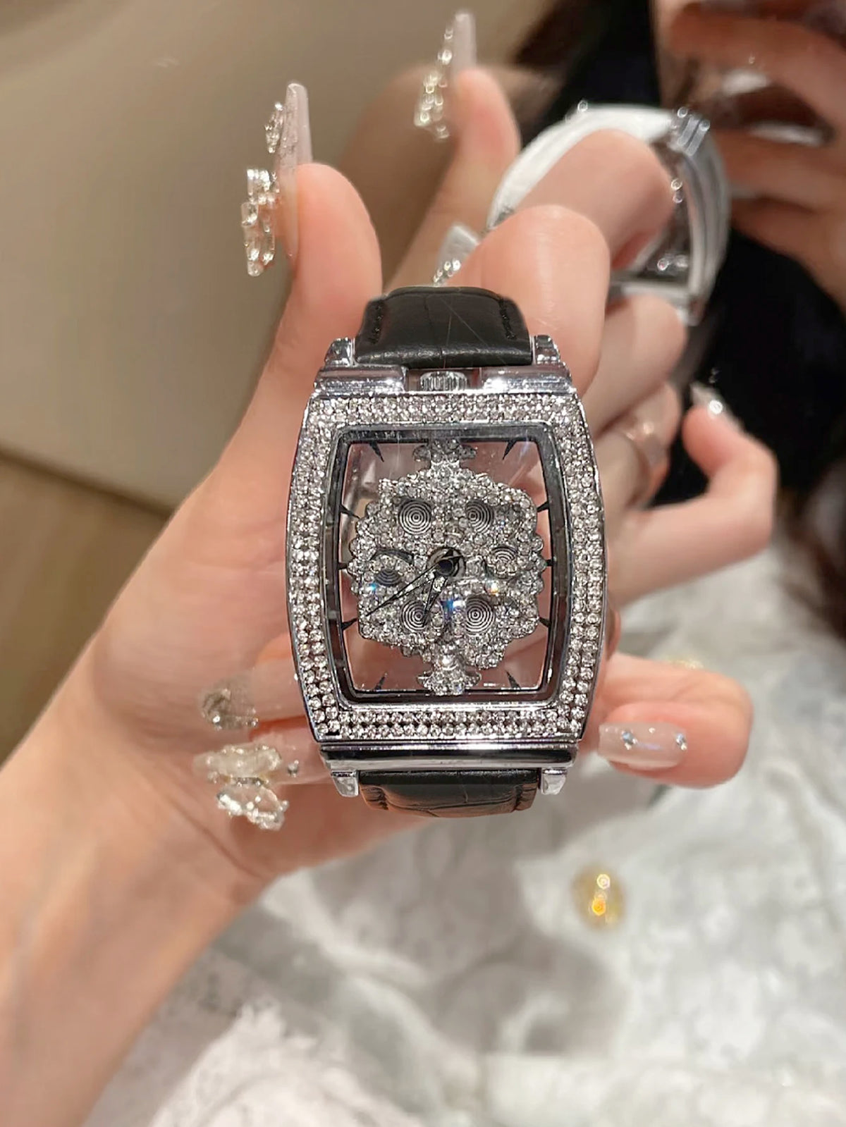 1 orologio da donna con quadrante preciso a forma di botte, alla moda ed elegante, decorazione con diamanti sul fondello trasparente, regina da poker rotante