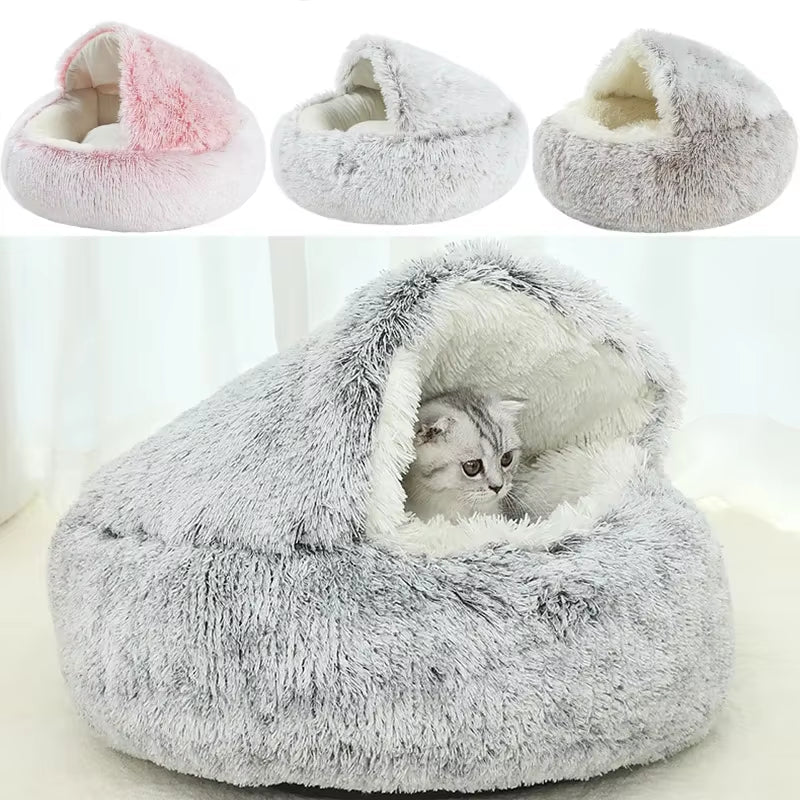 Gatto nella cuccia peluche