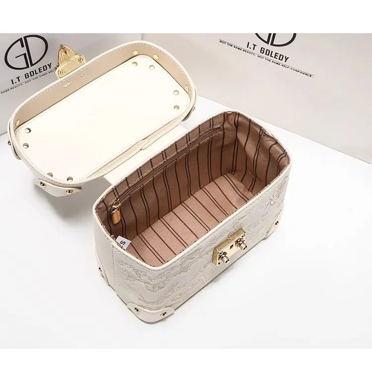 Mostra borsa elegante 2025 con motivo floreale in rilievo ideale per le feste serali da donna, anche una pratica tracolla per l'uso quotidiano