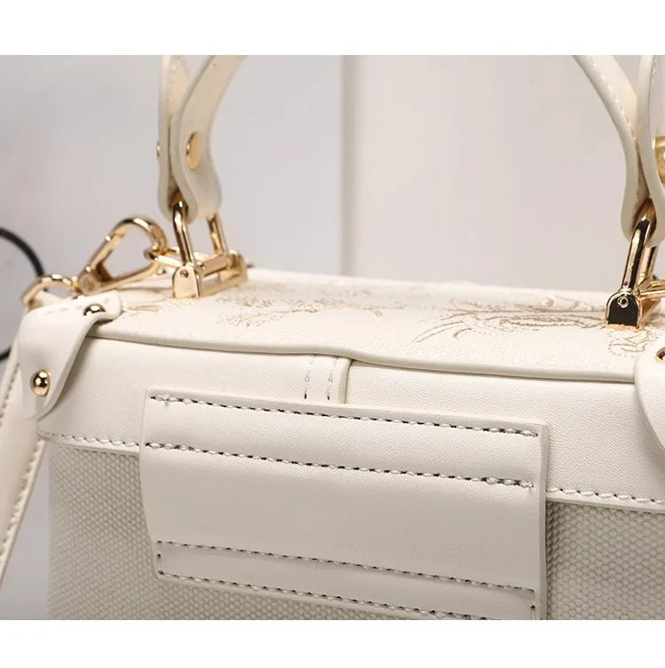 Mostra borsa elegante 2025 con motivo floreale in rilievo ideale per le feste serali da donna, anche una pratica tracolla per l'uso quotidiano