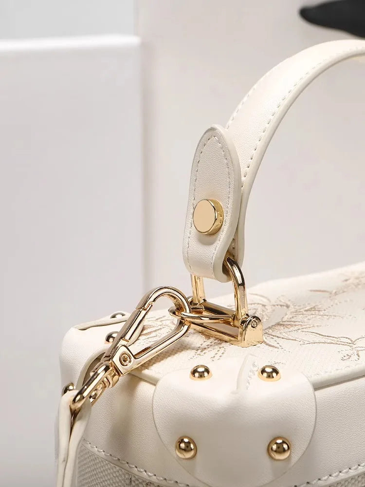 Mostra borsa elegante 2025 con motivo floreale in rilievo ideale per le feste serali da donna, anche una pratica tracolla per l'uso quotidiano