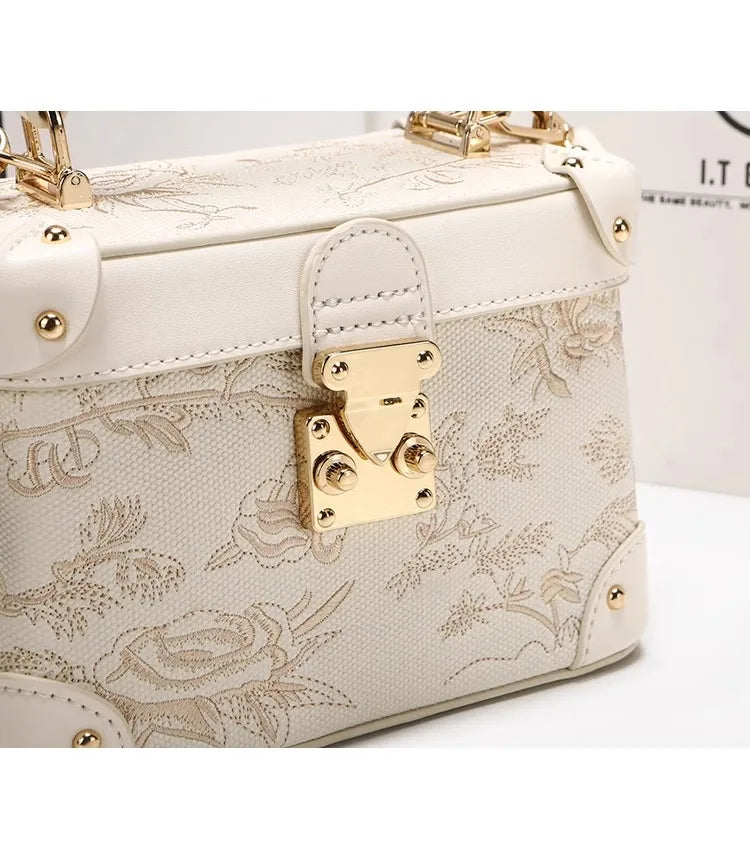 Mostra borsa elegante 2025 con motivo floreale in rilievo ideale per le feste serali da donna, anche una pratica tracolla per l'uso quotidiano