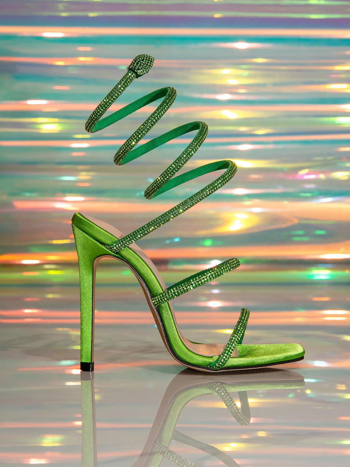 2025 Sandali delle nuove donne Moda a forma di serpente Strass sexy Tacchi altissimi Stile francese Versatile sandalo con punta sottile e tacco sottile