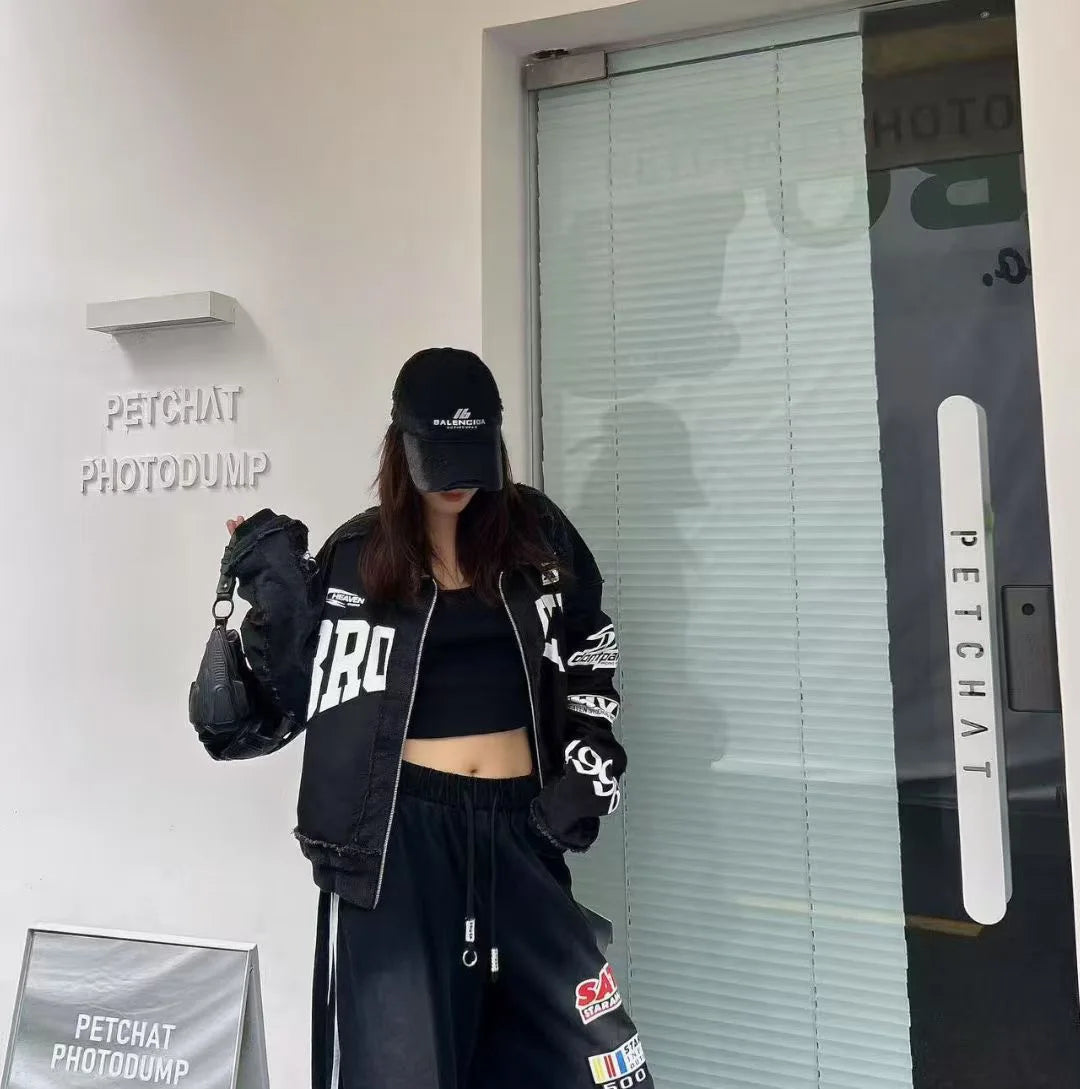 Giacca Corta da Moto Stile Europeo da Donna, Nuova Collezione Primavera 2026, Nera con Stampa Numeri e Lettere, Vestibilità Ampia, Giacca Trendy di Marca