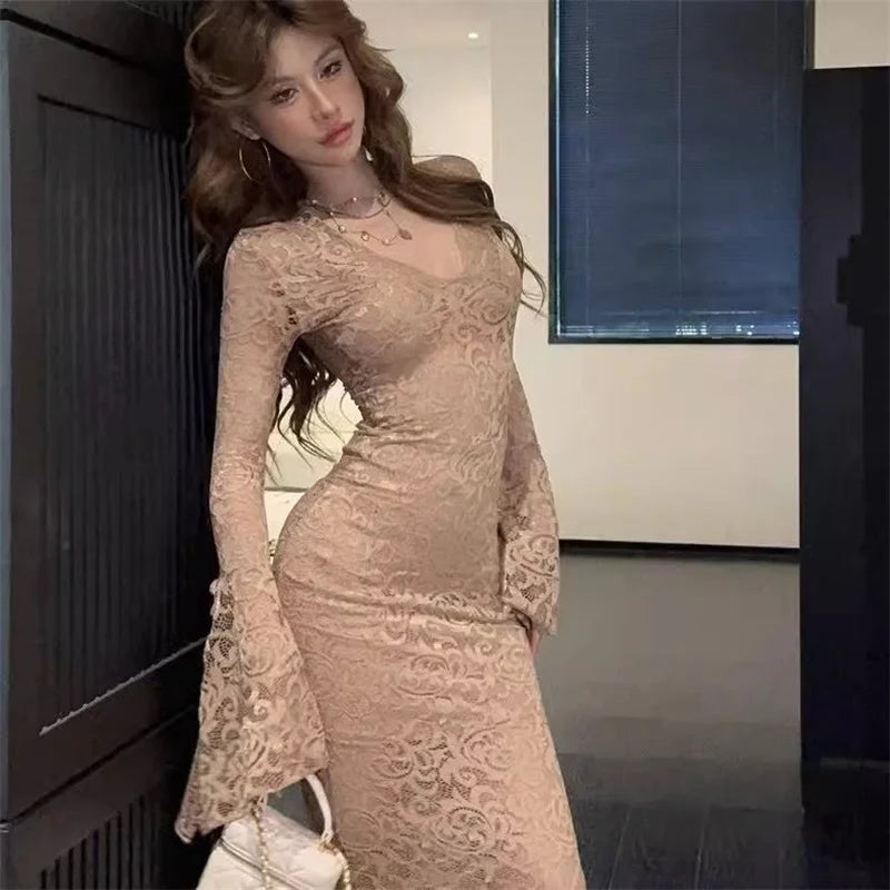 Abito rosso a maniche lunghe con scollo a V Gonna aderente aderente matura cava in pizzo all'inizio dell'autunno da donna con glutei avvolti e coda di pesce