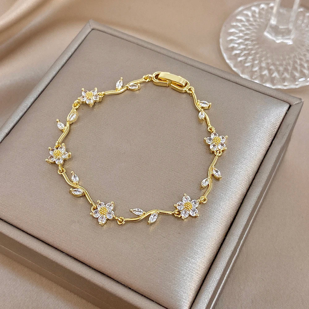 AENSOA Elegante Bracciale Regolabile con Motivo Floreale, Placcato Oro, con Cristalli a Forma di Fiore e Foglia Verde, Delicato Braccialetto con Strass per Gioielli da Donna