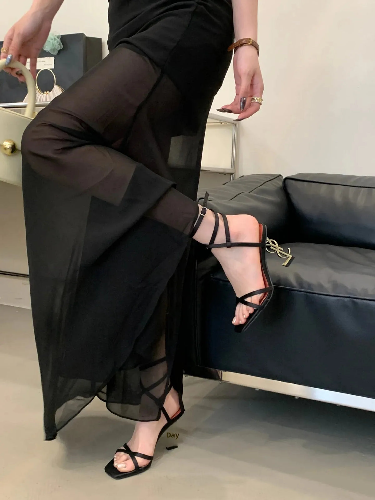Eleganti sandali con tacco con lettera dorata, fascia incrociata, punta aperta, stile romano, tacchi alti, scarpe estive nuovo arrivo per le donne