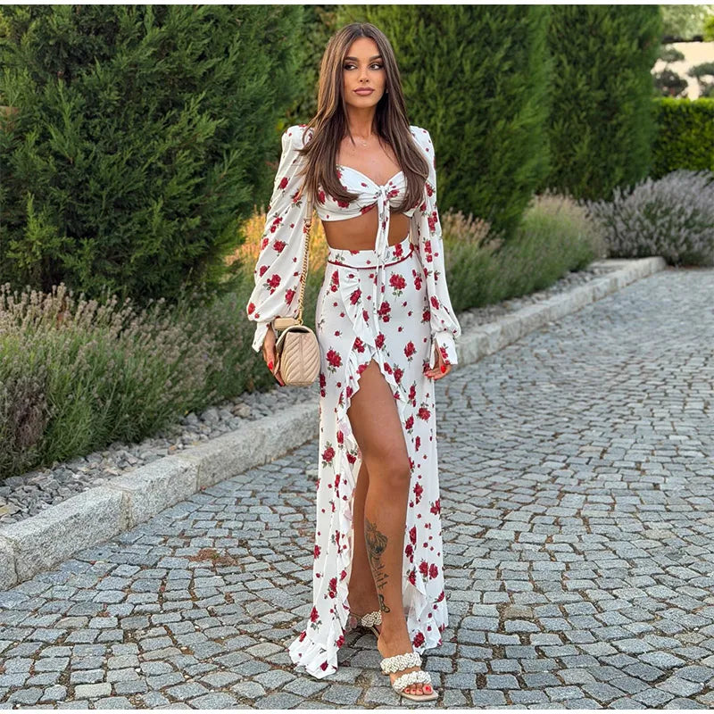 Completo da donna con stampa floreale da spiaggia, top corto a maniche lunghe con scollo quadrato e gonna lunga con spacco, nuovi outfit per feste e vacanze estive
