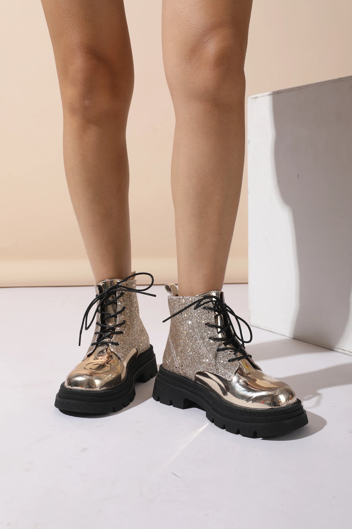 Scarpe da donna 2024 Stivali da donna alla moda argento lucido Stivali Chelsea casual e versatili Scarpe con plateau comode e calde