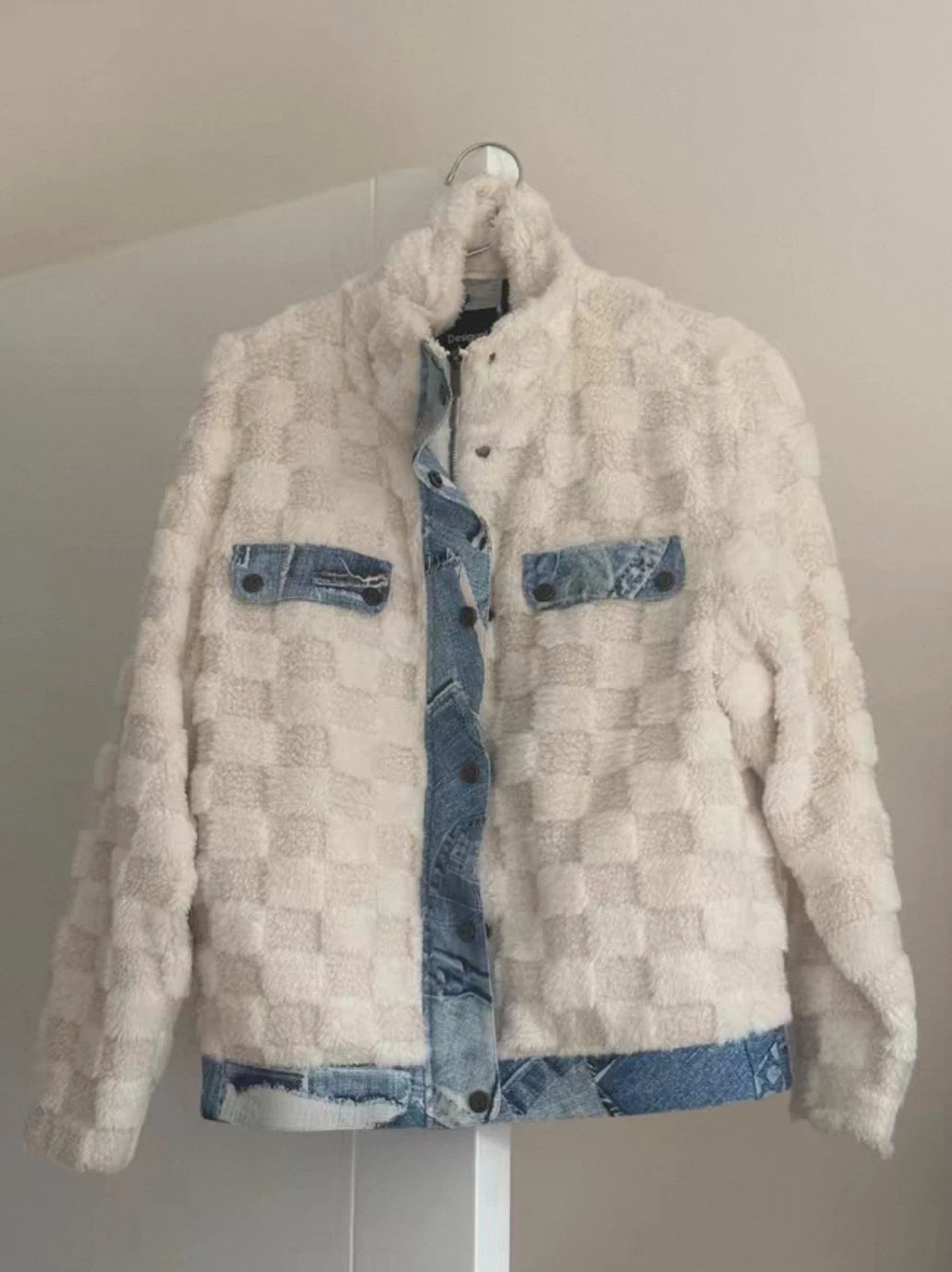Una nuova giacca di jeans ampia e casual spagnola ricamata e color block dalla ordine di esportazione originale