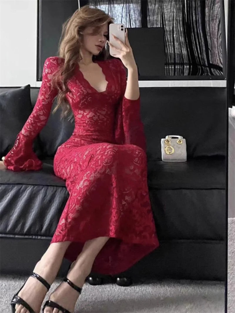 Abito rosso a maniche lunghe con scollo a V Gonna aderente aderente matura cava in pizzo all'inizio dell'autunno da donna con glutei avvolti e coda di pesce