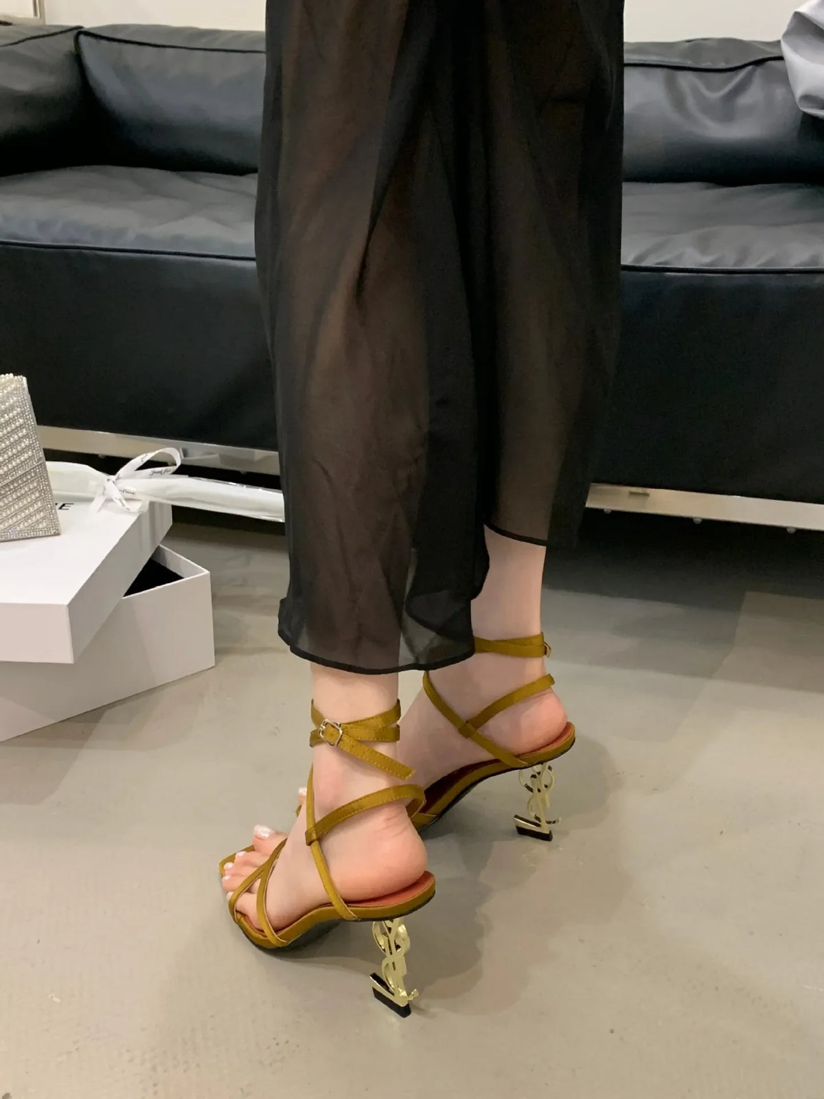 Eleganti sandali con tacco con lettera dorata, fascia incrociata, punta aperta, stile romano, tacchi alti, scarpe estive nuovo arrivo per le donne