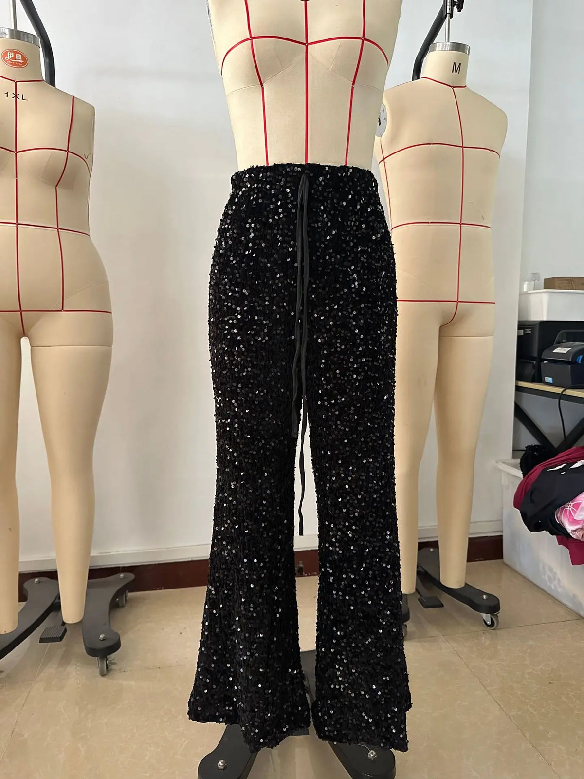 Pantaloni da donna in stile euro-americano con paillettes, coulisse alla moda, effetto snellente, nuovi, elastici, a gamba dritta.