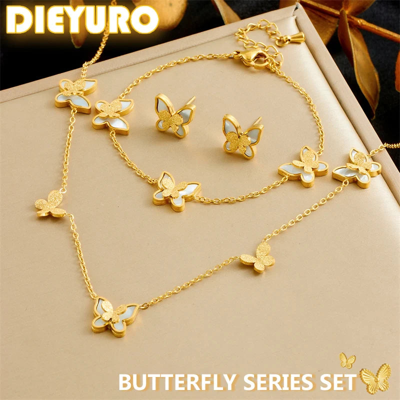 DIEYURO Acciaio inossidabile 316L dorato elegante conchiglia bianca serie farfalla set collana orecchini braccialetto gioielli di tendenza regalo