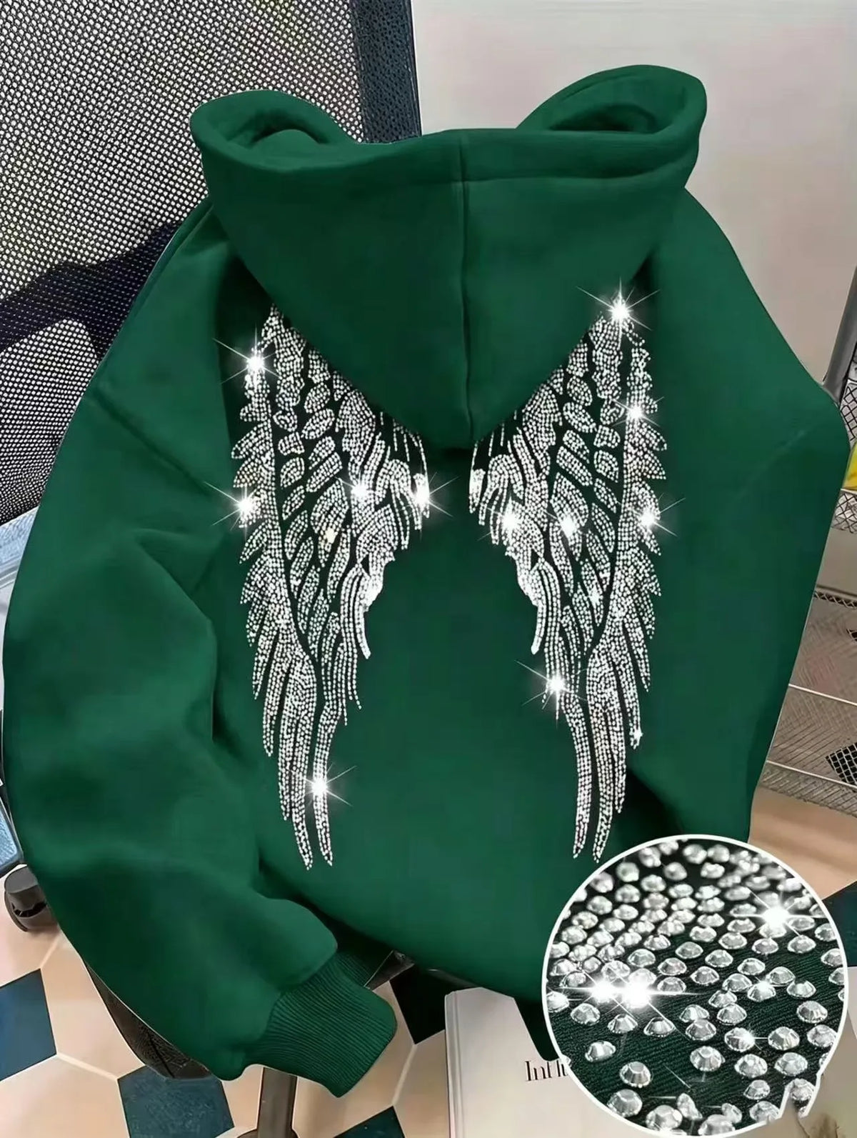 Felpa con cappuccio casual e ampio, design minimalista di tendenza 2026 con ali e strass, giacca pullover