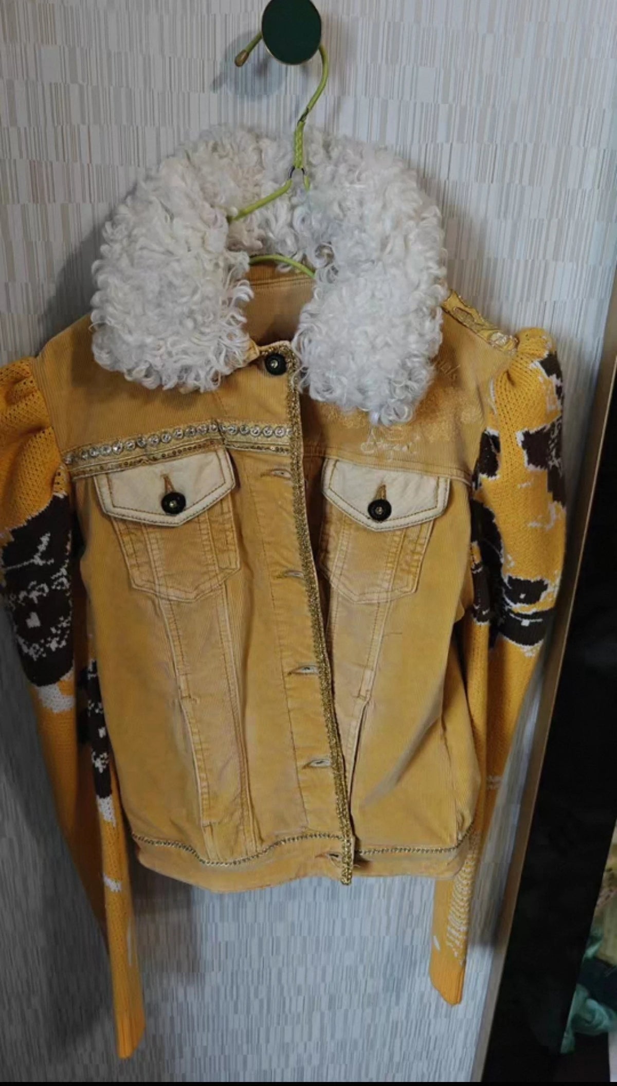 Una nuova giacca di jeans ampia e casual spagnola ricamata e color block dalla ordine di esportazione originale