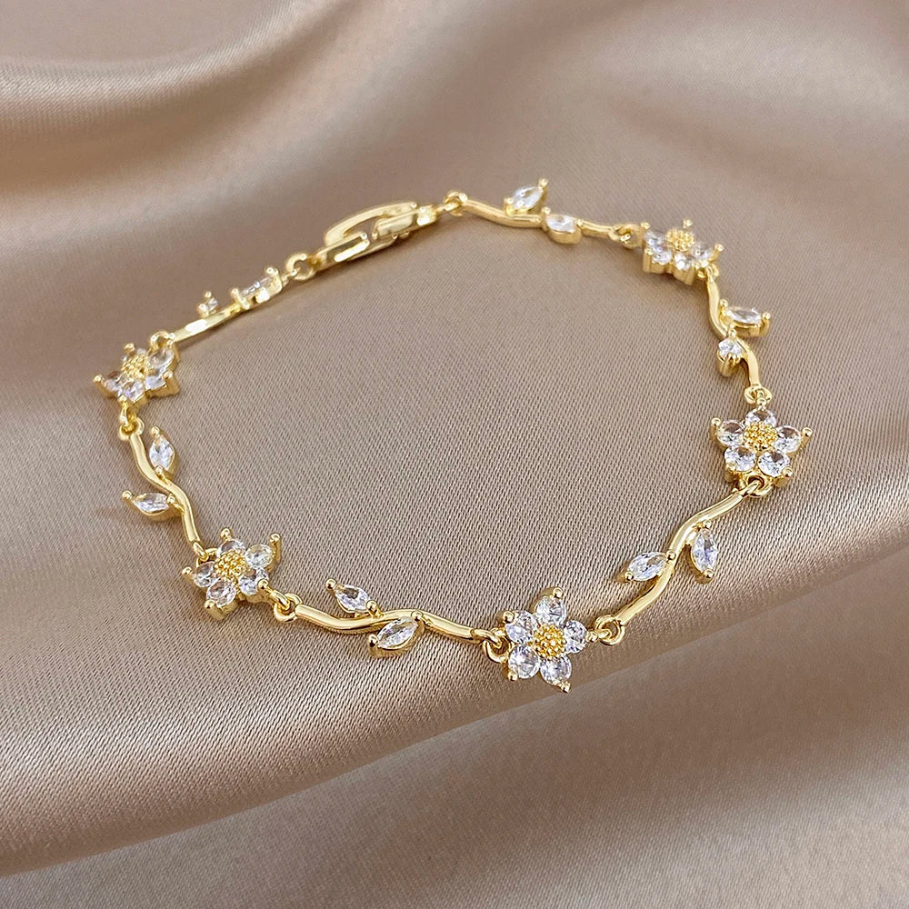 AENSOA Elegante Bracciale Regolabile con Motivo Floreale, Placcato Oro, con Cristalli a Forma di Fiore e Foglia Verde, Delicato Braccialetto con Strass per Gioielli da Donna