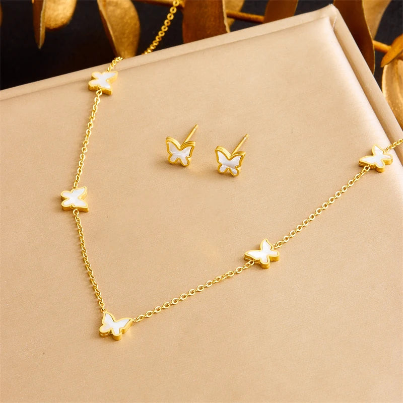 DIEYURO Acciaio inossidabile 316L dorato elegante conchiglia bianca serie farfalla set collana orecchini braccialetto gioielli di tendenza regalo