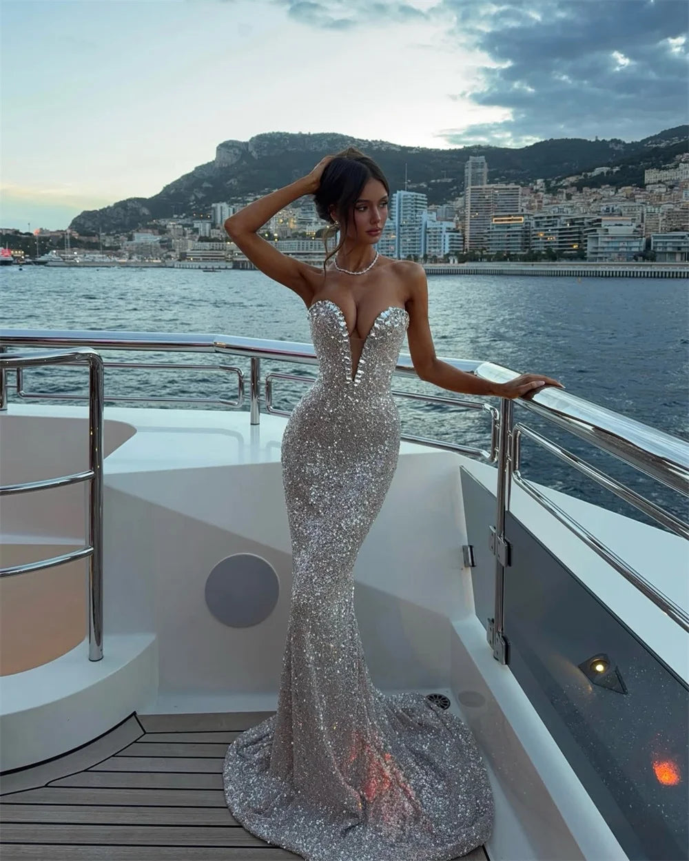 Abito da sera personalizzato Contessa in argento senza spalline, scollo a V profondo, con paillettes, vestito da ballo a sirena, vestito da sera formale con strascico