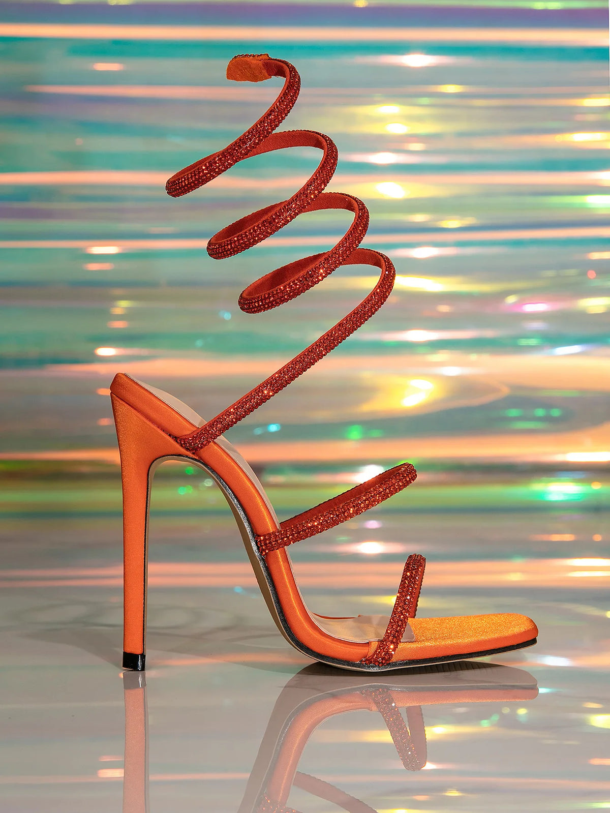 2025 Sandali delle nuove donne Moda a forma di serpente Strass sexy Tacchi altissimi Stile francese Versatile sandalo con punta sottile e tacco sottile
