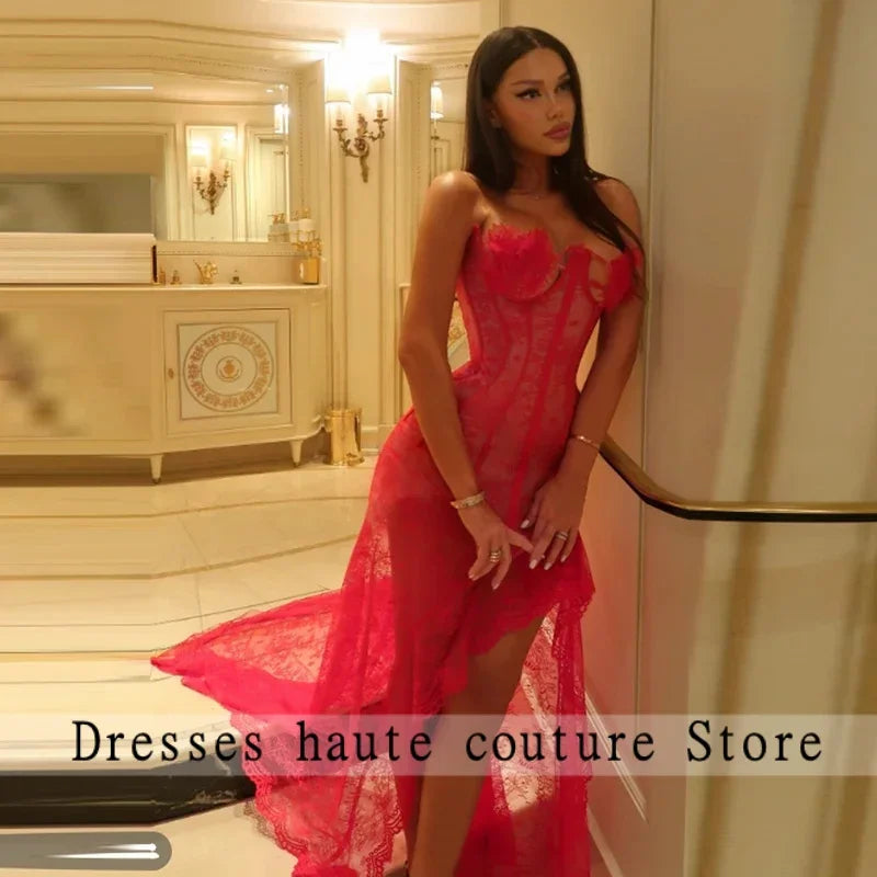 Abito da sera rosso senza spalline in pizzo trasparente con corsetto, spacco alto e strascico lungo a sirena, personalizzabile per feste e balli di fine anno