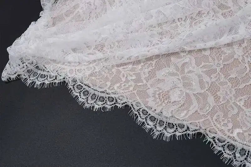 Avrilyaan Abito sexy senza spalline in pizzo bianco per le donne 2023 Vestaglie Abito da sera elegante Abito aderente Mini abito estivo Abiti