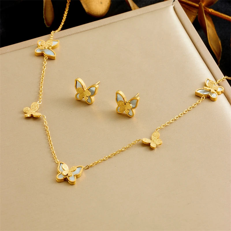 DIEYURO Acciaio inossidabile 316L dorato elegante conchiglia bianca serie farfalla set collana orecchini braccialetto gioielli di tendenza regalo