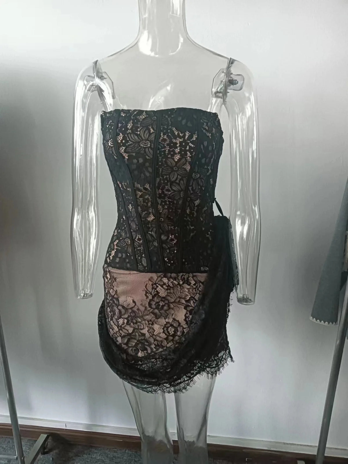 Abito sexy senza spalline in pizzo bianco / nero per le donne 2025 Abito da sera elegante in maglia Abito da festa aderente Mini abito estivo Abiti