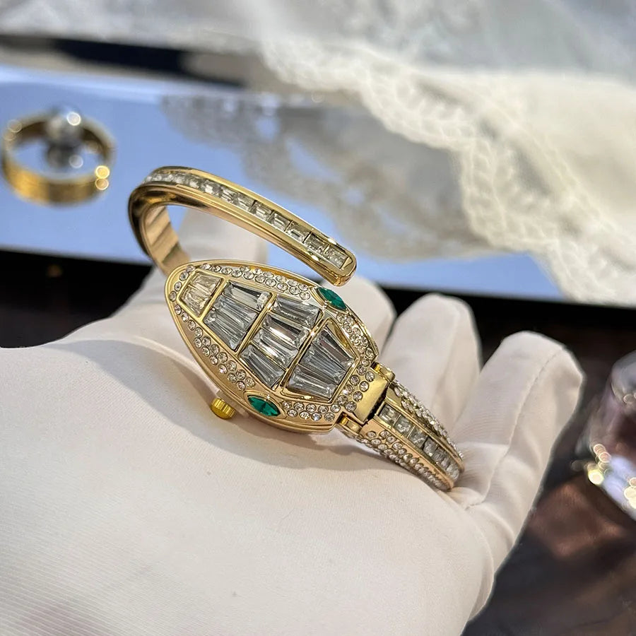 Orologio da polso a forma di serpente alla moda con diamanti incastonati di lusso per donna Elegante borsa aperta Elegante design europeo e americano