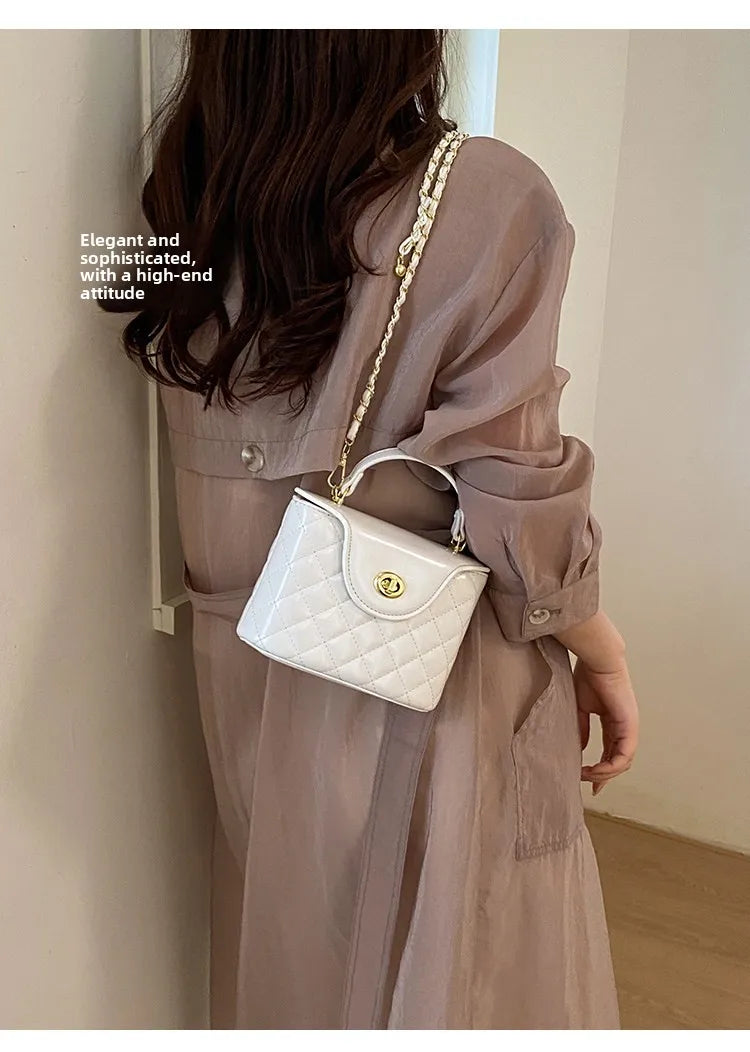 Borsa a tracolla da donna con catena a griglia di diamanti stile piccola fragranza, nuova collezione Primavera Estate 2026, elegante e sensuale