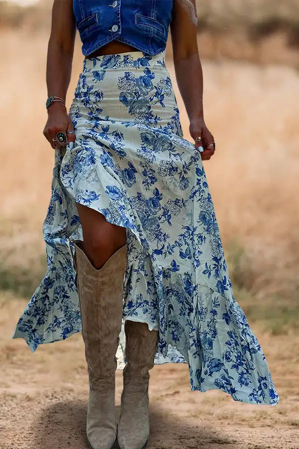 Gonna lunga floreale bianca blu da donna con spacco alto arricciato in stile bohémien occidentale, ideale per le gite estive