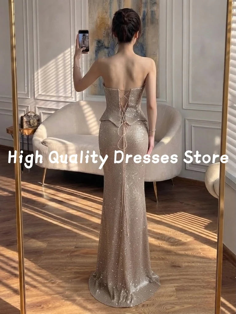 Abiti da Sera di Lusso Champagne con Paillettes, Senza Spalline, con Peplum Pieghevole e Corsetto sul Retro, Vestito Formale a Sirena per Ballo di Fine Anno ﻿ Personalizzato