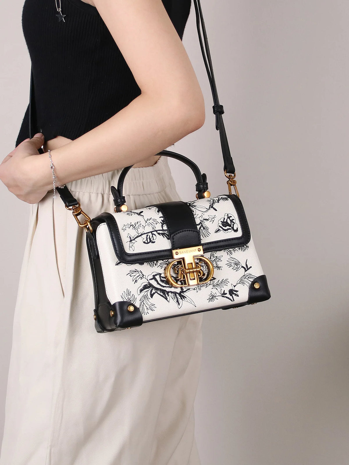 Borsa a tracolla da donna alla moda e di lusso leggero, novità autunno inverno 2026, con ricamo retrò e texture di alta qualità.