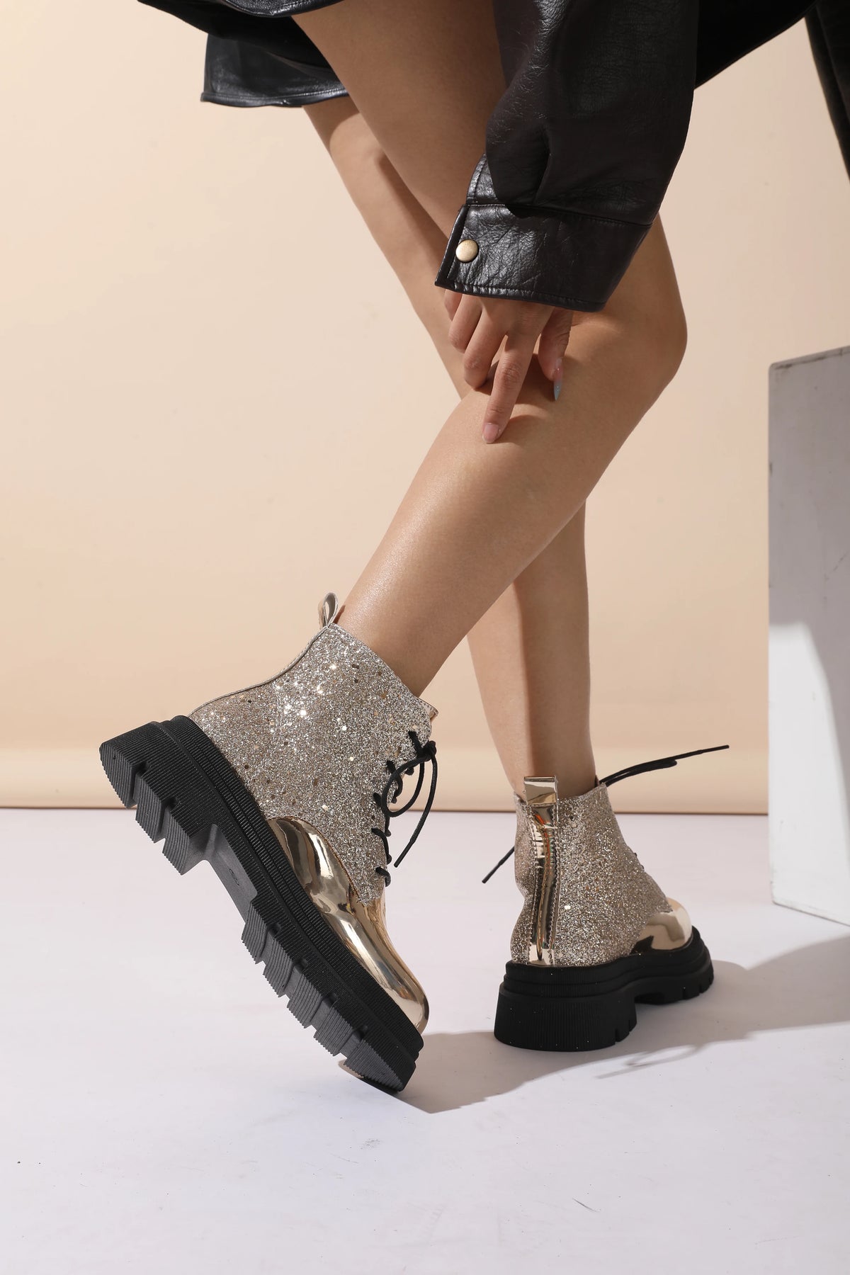 Scarpe da donna 2024 Stivali da donna alla moda argento lucido Stivali Chelsea casual e versatili Scarpe con plateau comode e calde