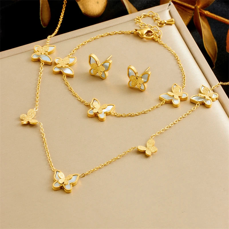 DIEYURO Acciaio inossidabile 316L dorato elegante conchiglia bianca serie farfalla set collana orecchini braccialetto gioielli di tendenza regalo