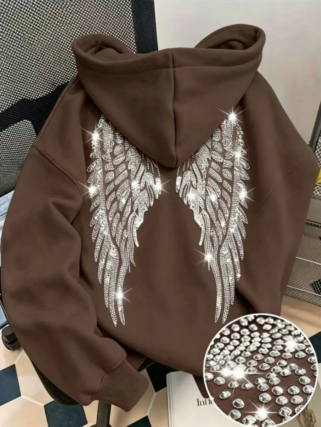 Felpa con cappuccio casual e ampio, design minimalista di tendenza 2026 con ali e strass, giacca pullover