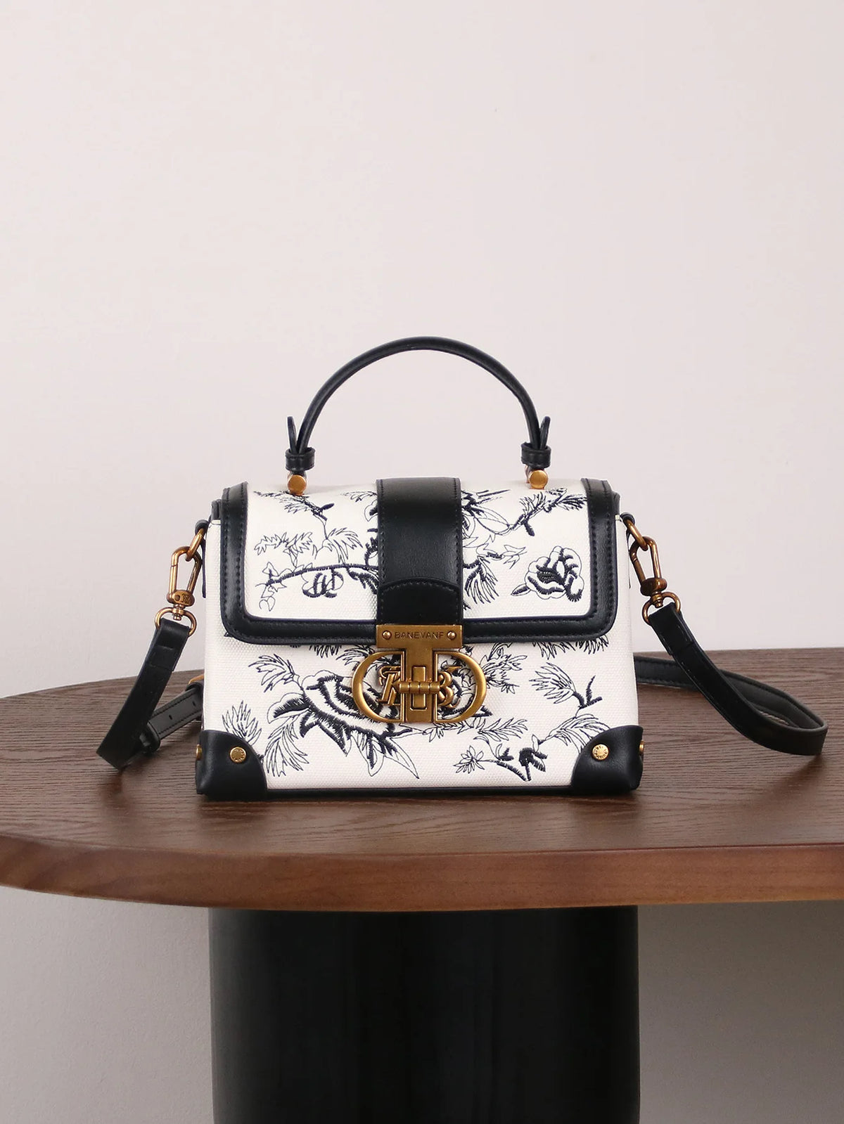Borsa a tracolla da donna alla moda e di lusso leggero, novità autunno inverno 2026, con ricamo retrò e texture di alta qualità.