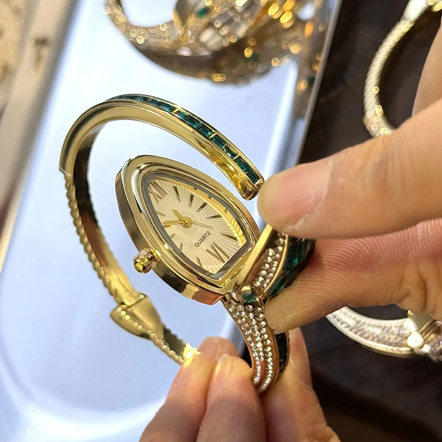 Orologio da polso a forma di serpente alla moda con diamanti incastonati di lusso per donna Elegante borsa aperta Elegante design europeo e americano