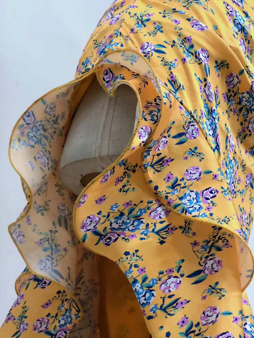 Abito Elegante e Sexy con Stampa Floreale, Orlo Asimmetrico, Collo Alto, Maniche a Palloncino, Lunghezza al Ginocchio
