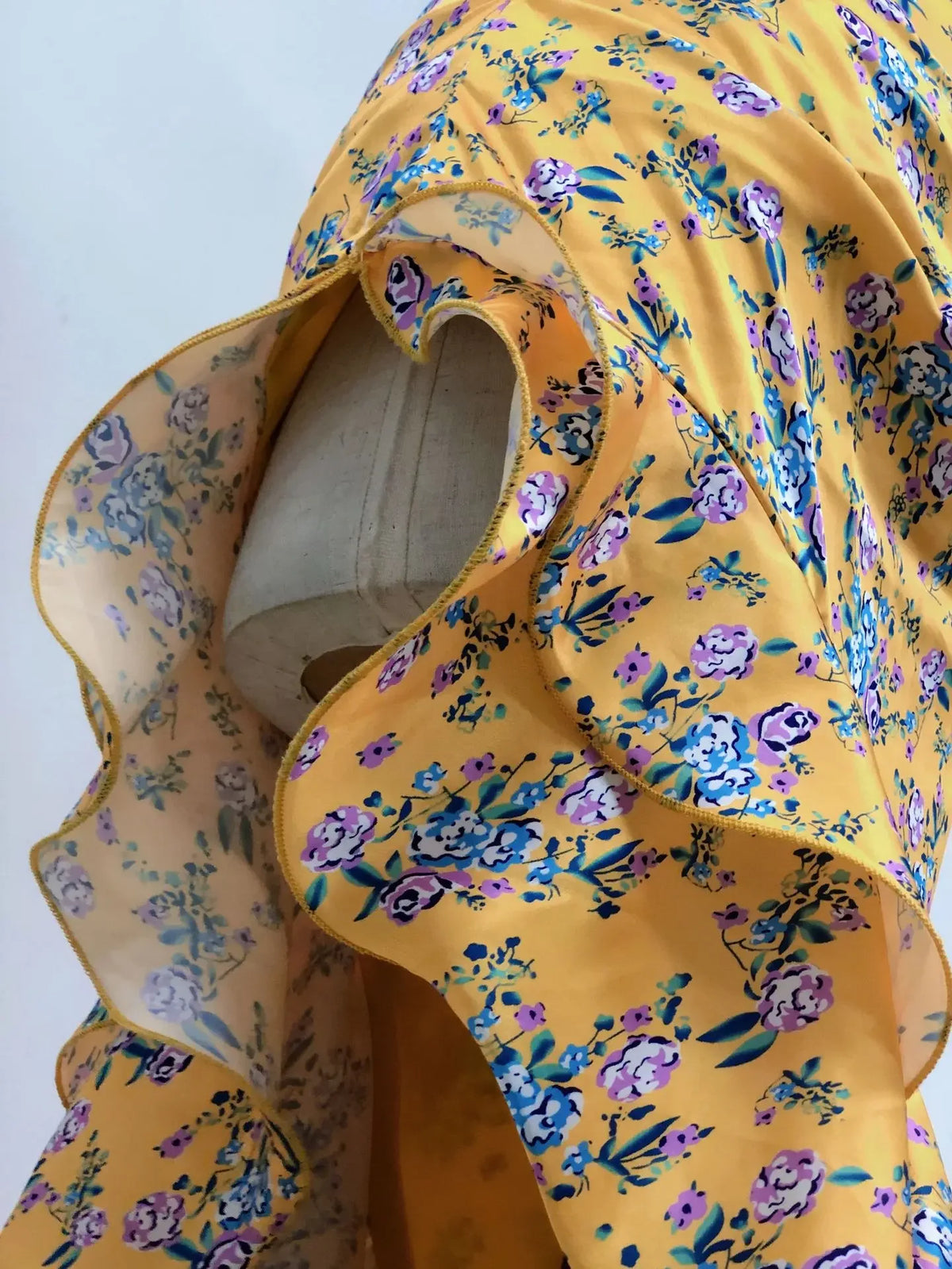 Abito Elegante e Sexy con Stampa Floreale, Orlo Asimmetrico, Collo Alto, Maniche a Palloncino, Lunghezza al Ginocchio