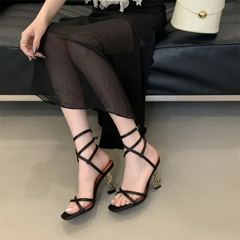 Eleganti sandali con tacco con lettera dorata, fascia incrociata, punta aperta, stile romano, tacchi alti, scarpe estive nuovo arrivo per le donne