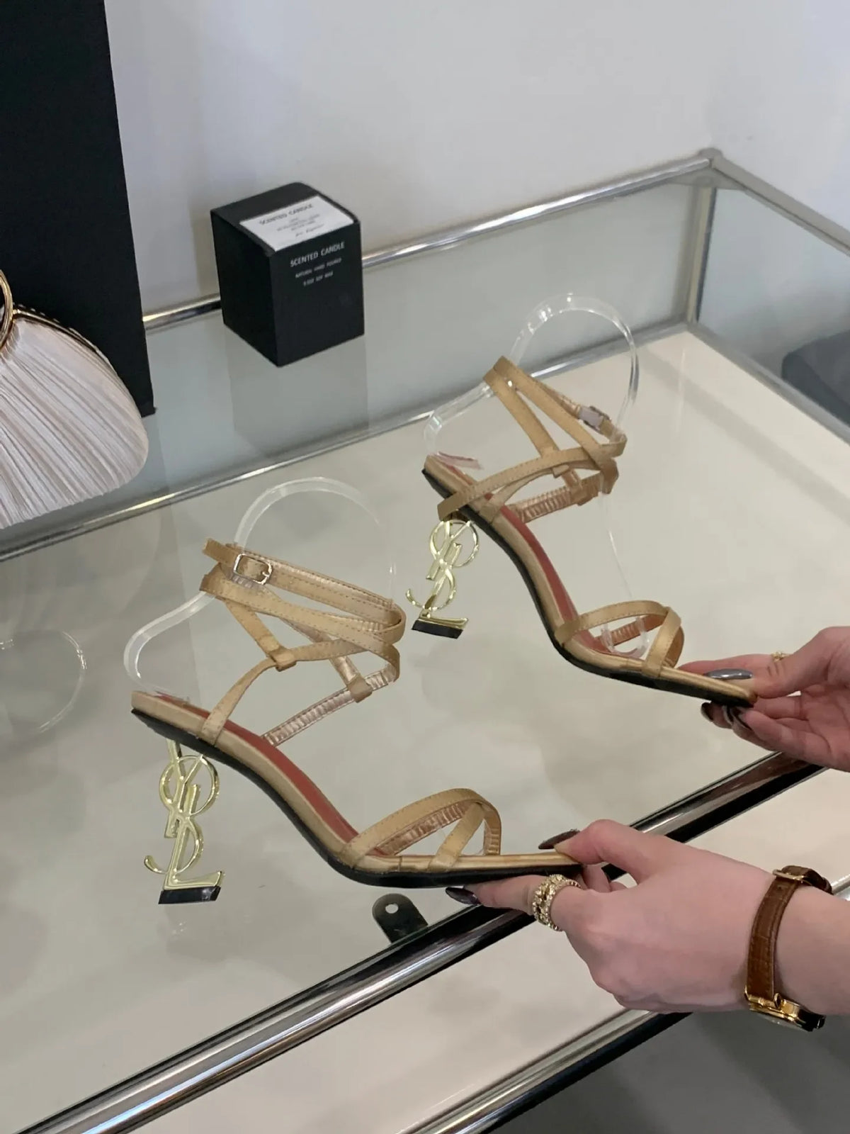Eleganti sandali con tacco con lettera dorata, fascia incrociata, punta aperta, stile romano, tacchi alti, scarpe estive nuovo arrivo per le donne