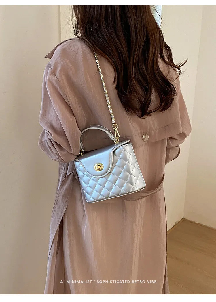 Borsa a tracolla da donna con catena a griglia di diamanti stile piccola fragranza, nuova collezione Primavera Estate 2026, elegante e sensuale