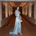 Elegante Abito in Raso Blu Argento con Applicazioni in Pizzo e Maniche Lunghe per Ospiti di Matrimoni e Serate di Gala