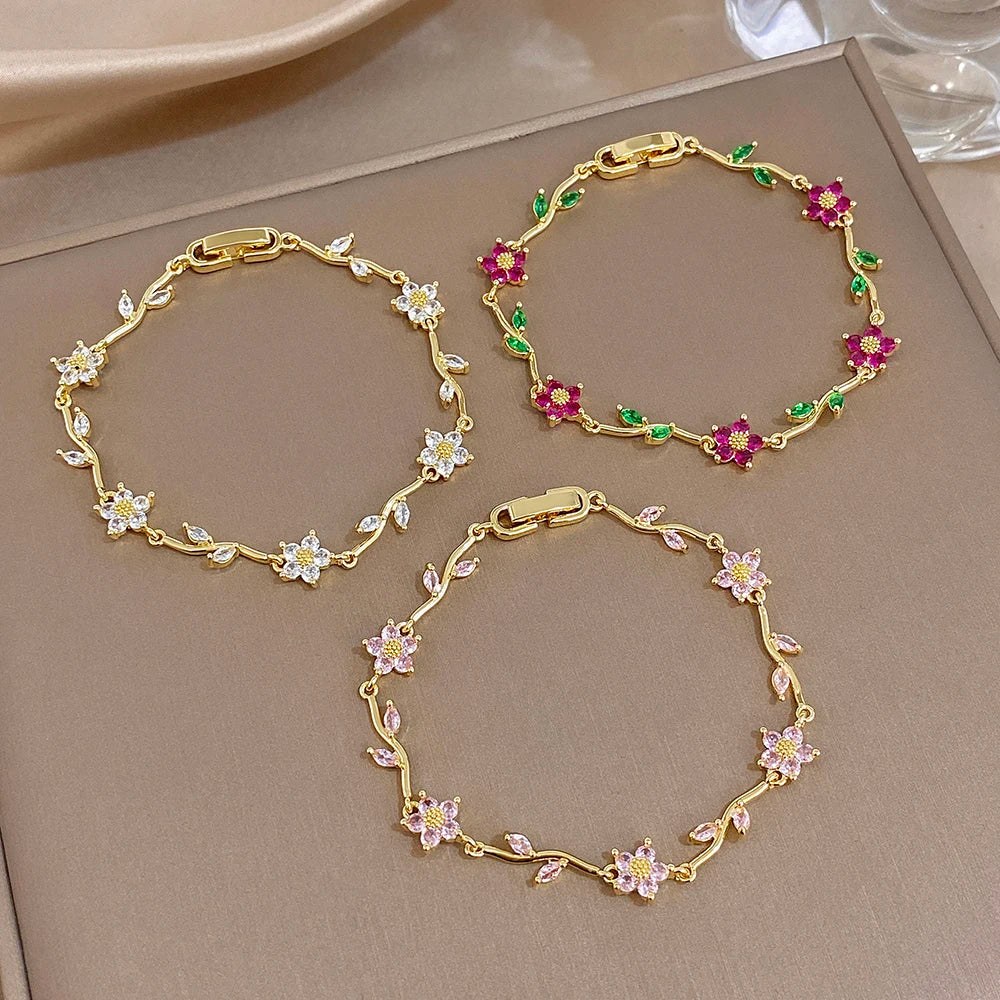 AENSOA Elegante Bracciale Regolabile con Motivo Floreale, Placcato Oro, con Cristalli a Forma di Fiore e Foglia Verde, Delicato Braccialetto con Strass per Gioielli da Donna