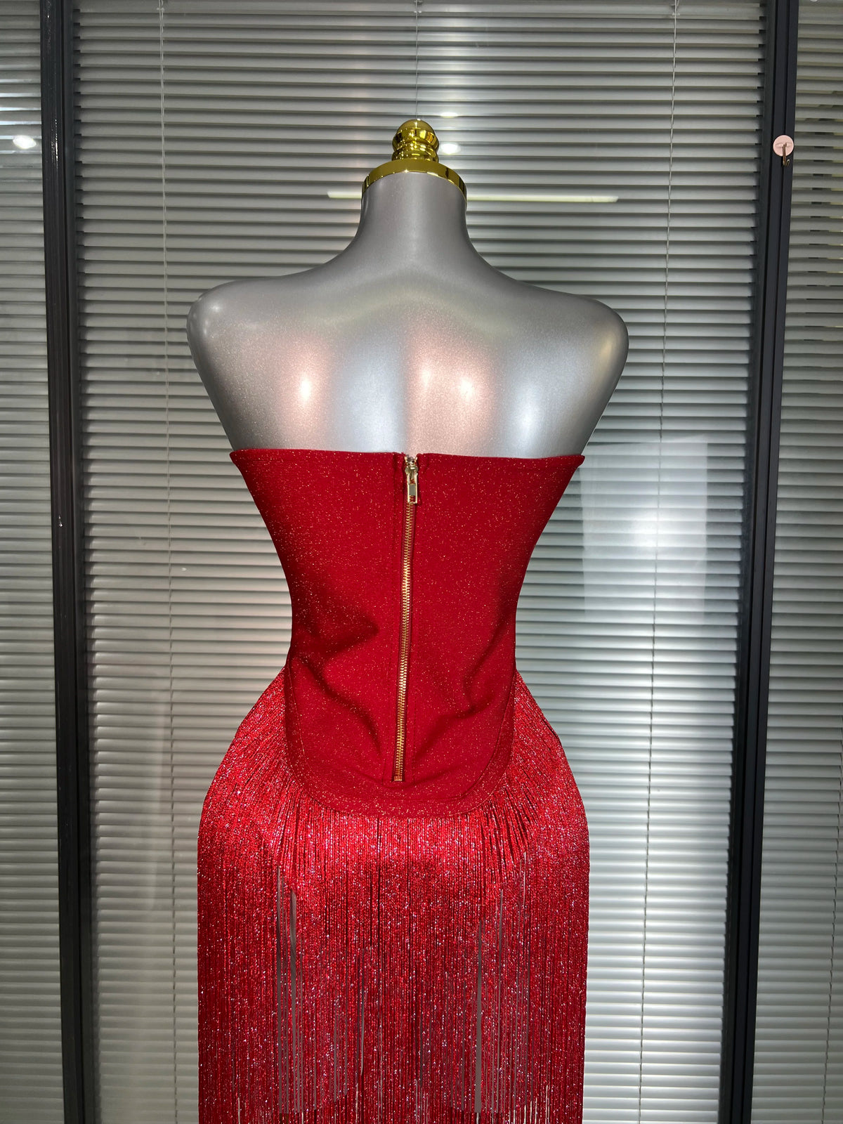 Costume da donna sexy con fasciatura rossa con nappa, designer di celebrità, brillante, scintillante, ballerino, night club, palcoscenico