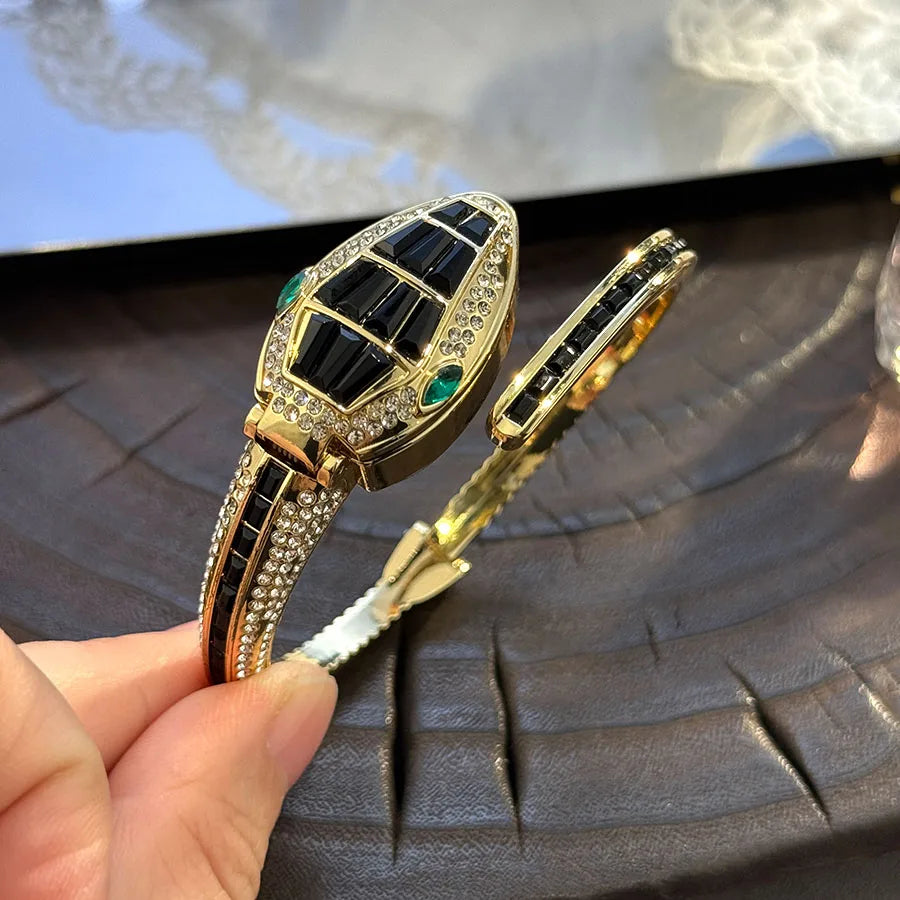 Orologio da polso a forma di serpente alla moda con diamanti incastonati di lusso per donna Elegante borsa aperta Elegante design europeo e americano